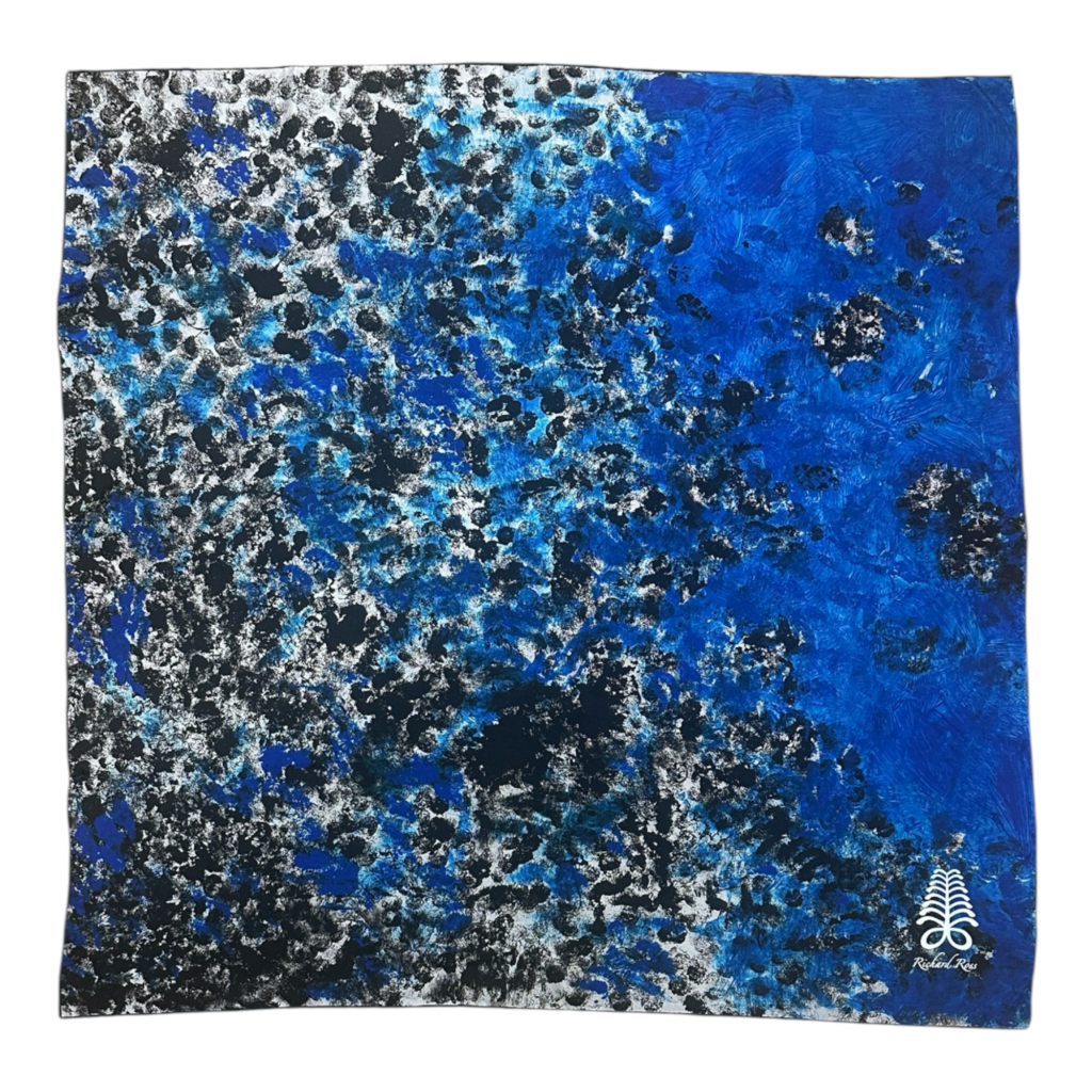 Carré de soie bleu 90 × 90 cm Miss Bordeaux à motif abstrait noir, blanc et turquoise, déplié sur fond blanc